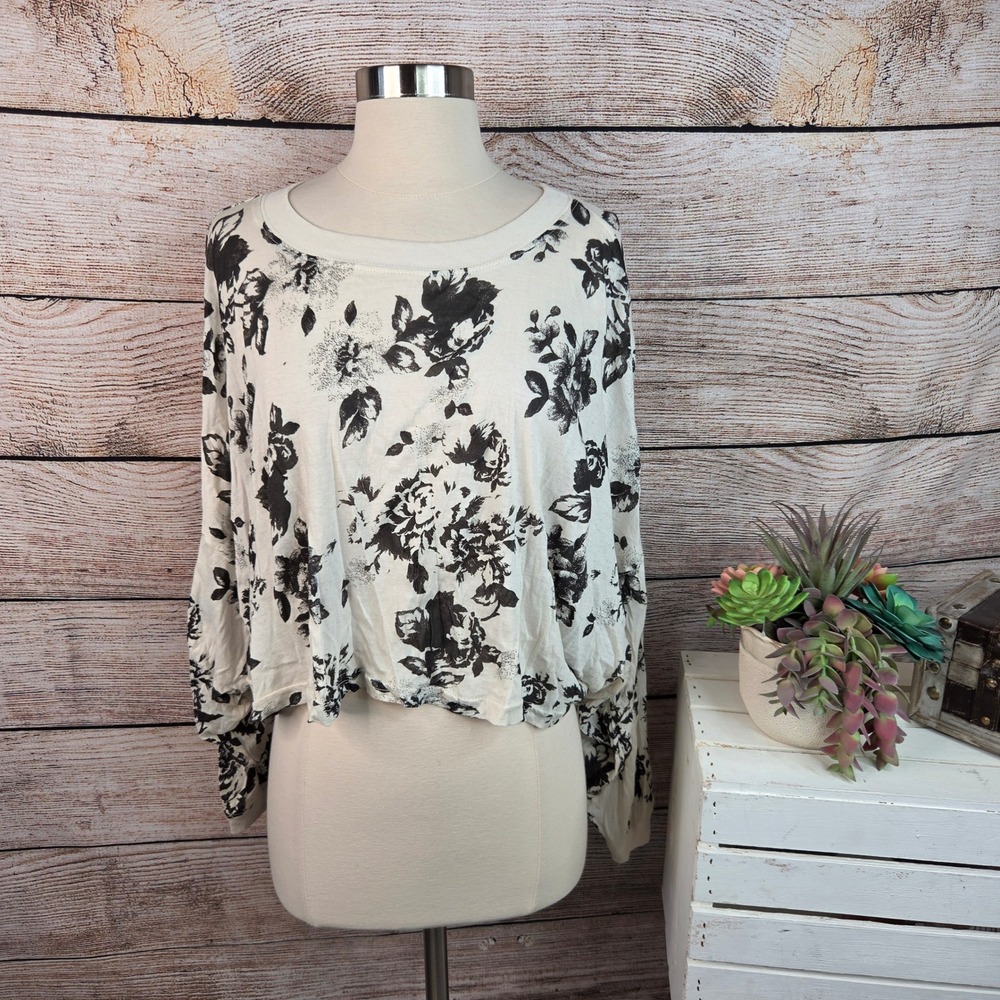 5/$25 NWT Urban Outfitters Out From Under Floral Cropped Top White Black Medium